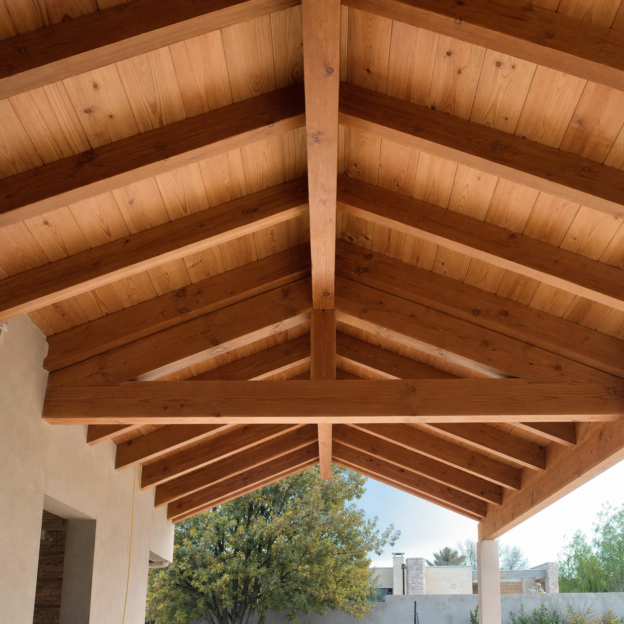Techo de madera con machimbre, vigas y tirantes